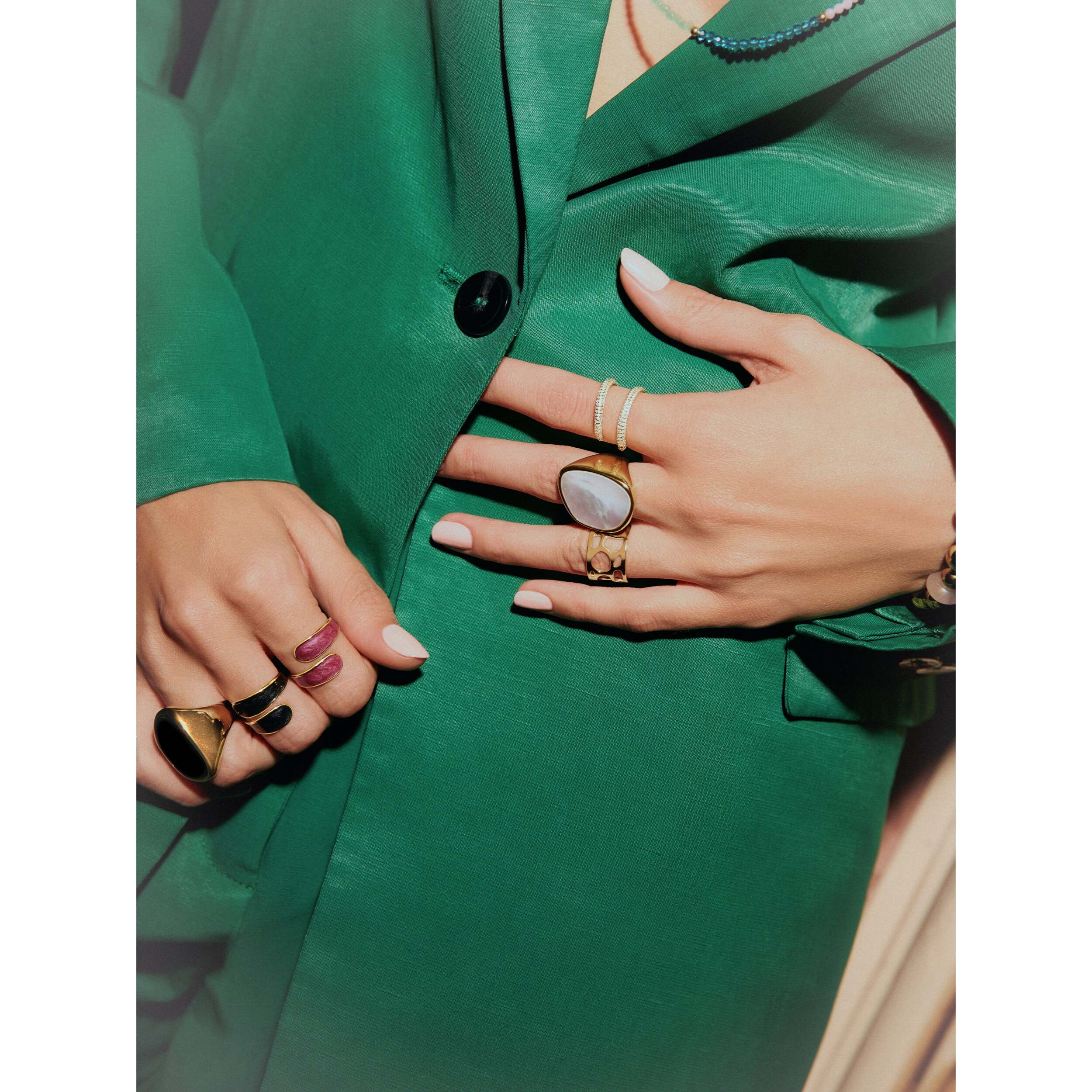 Anillo Abbraccio Black Acero Baño Oro