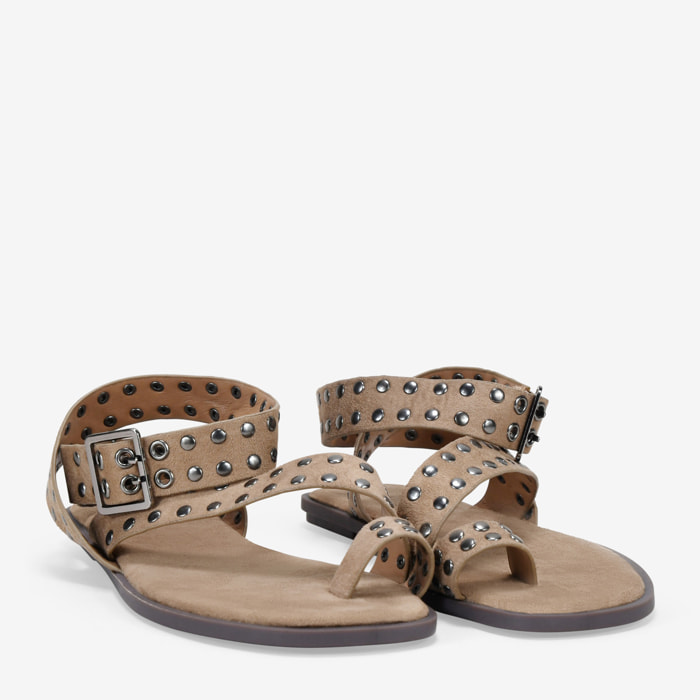 Sandalias planas arena con tachuelas metálicas