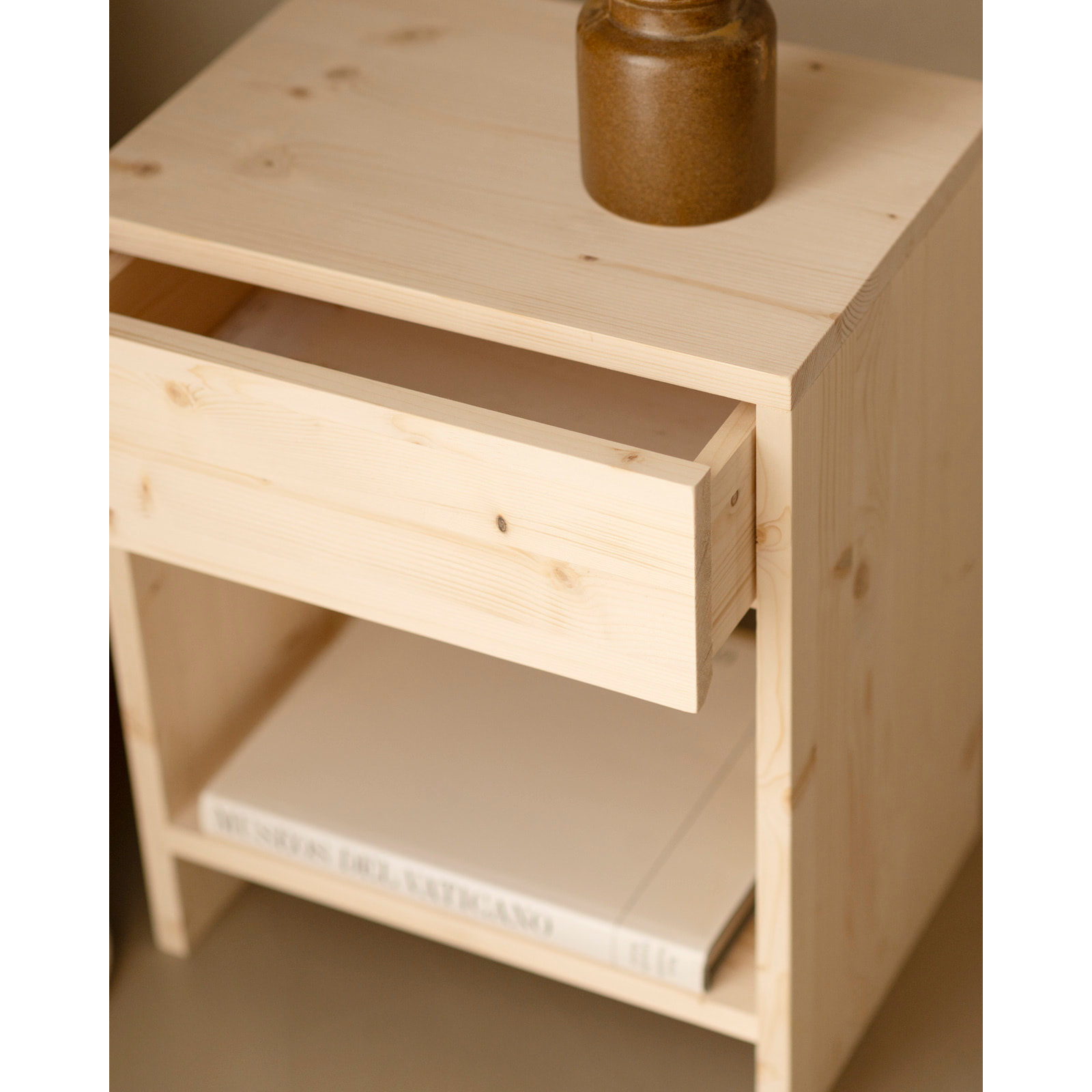 Pack de 2 mesitas de noche de madera maciza con un cajón en tono natural de varias medidas