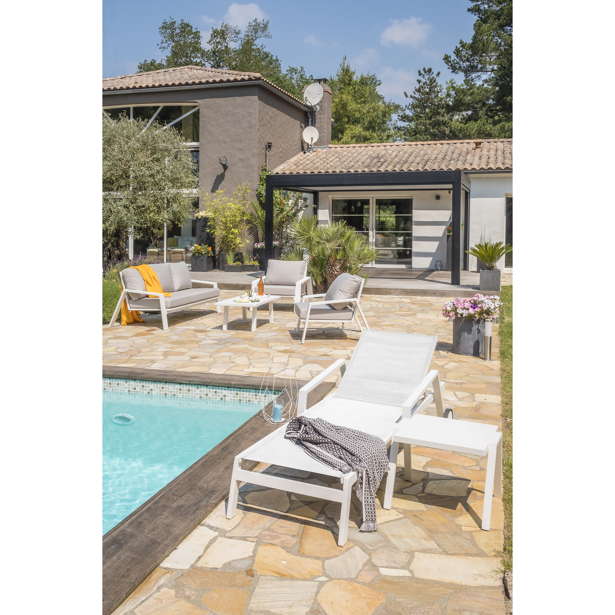 IBIZA - Lot de 2 bains de soleil en aluminium et toile plastifiée blanche
