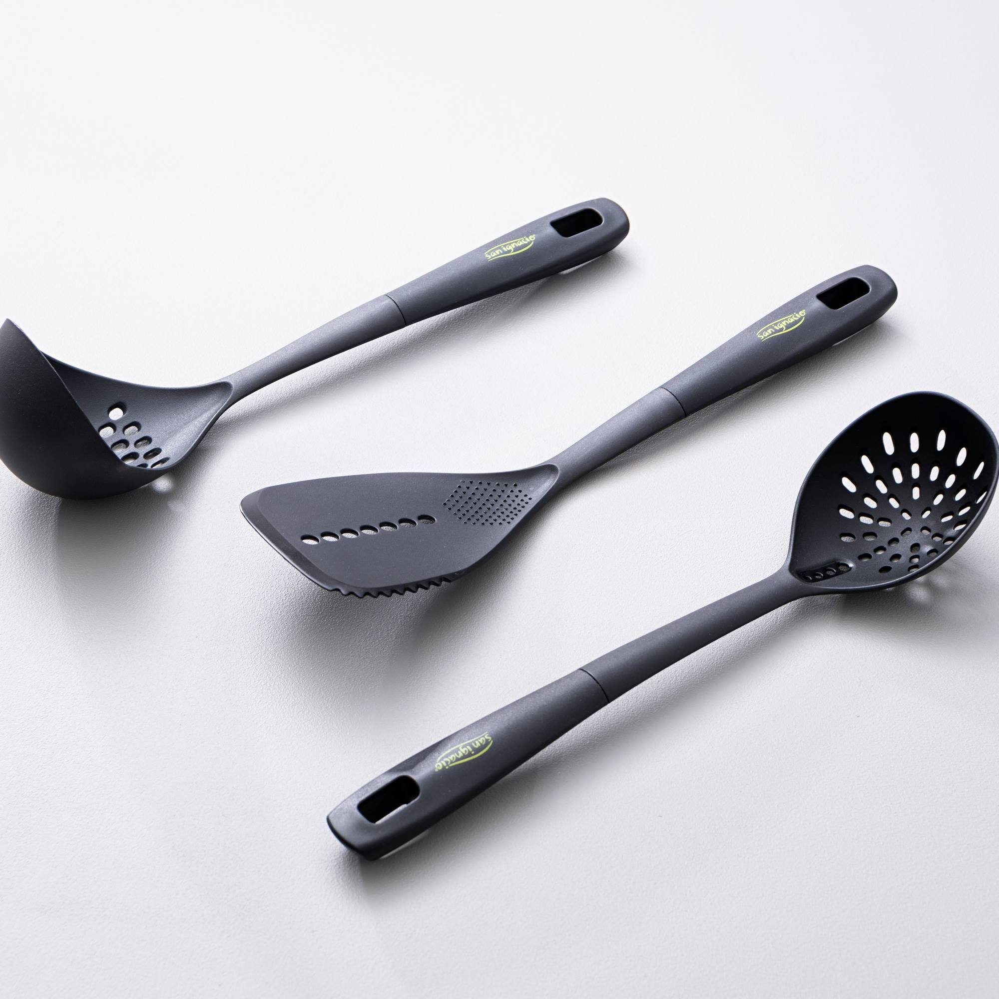Set de 3 utensilios de cocina de nylon Xtra (cuchara ranurada, cazo y espátula) – San Ignacio