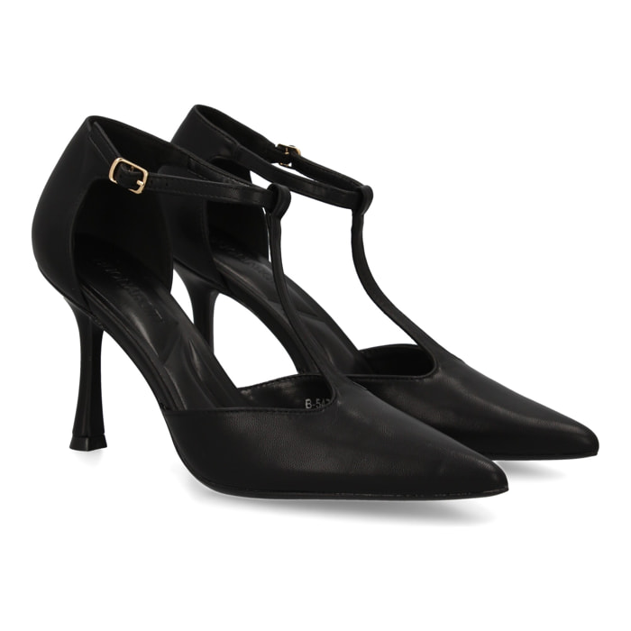 Zapato de salón con tacón alto y punta afilada