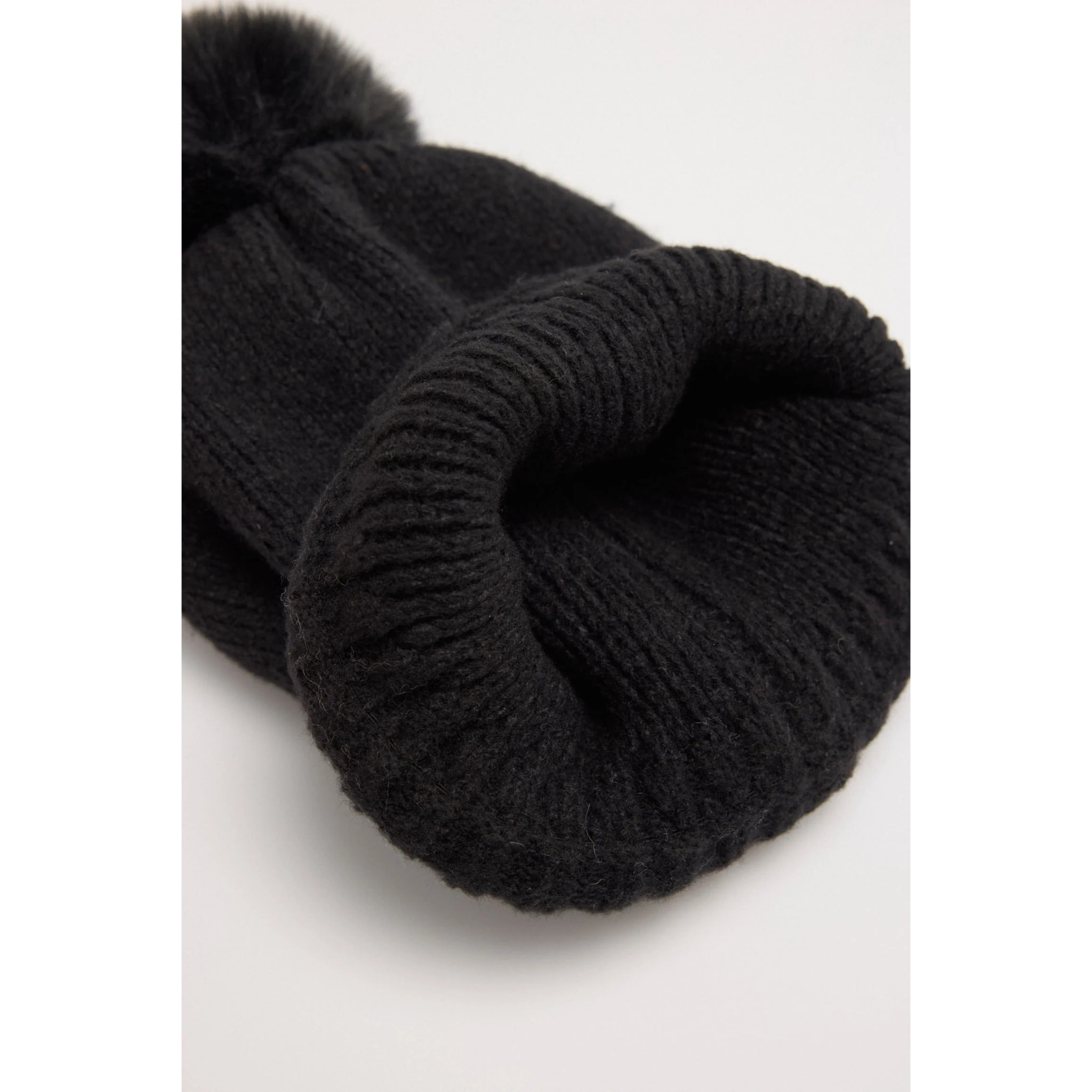 Cappello con pompon nero