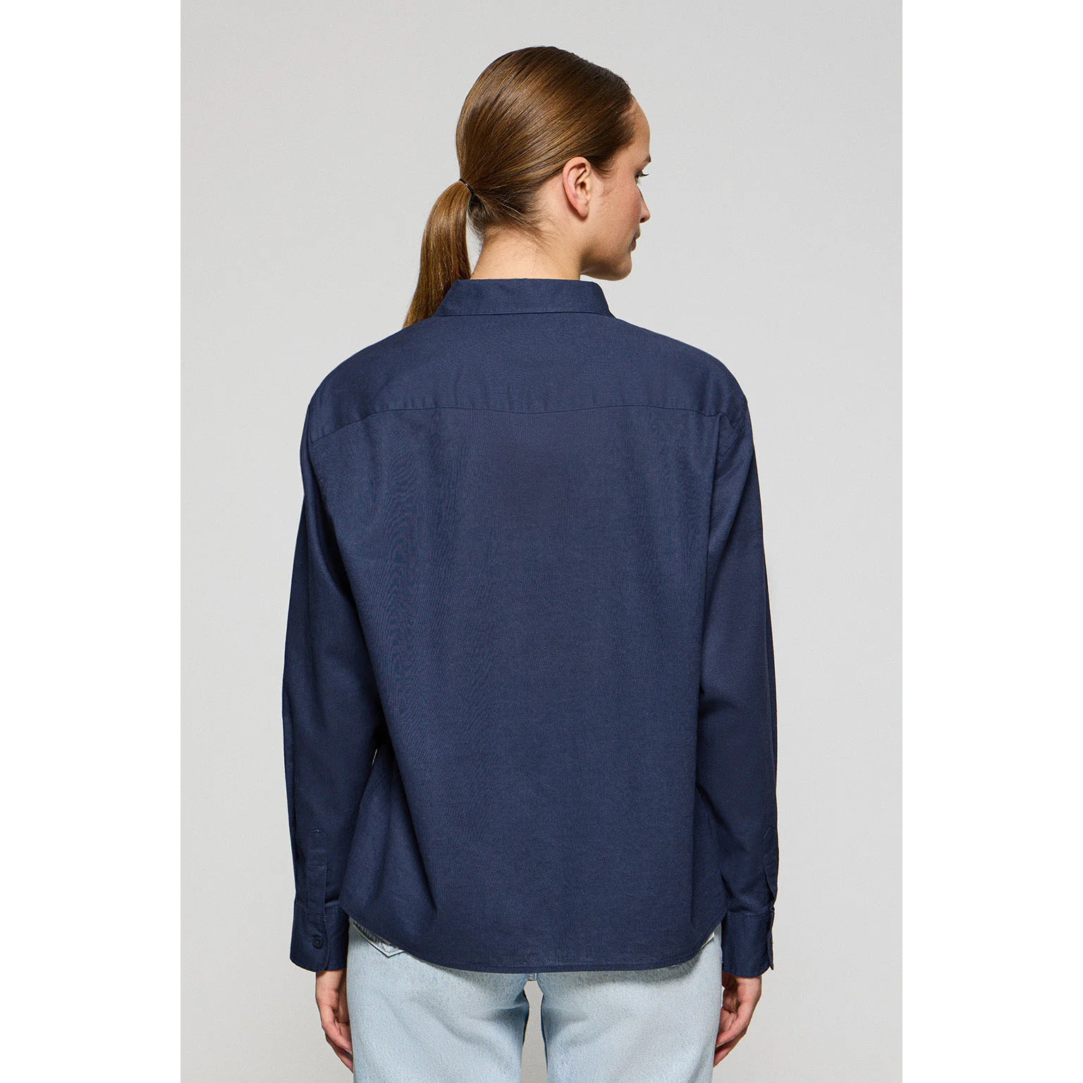 Camicia blu marino loose fit in lino e cotone con ricamo monogramma