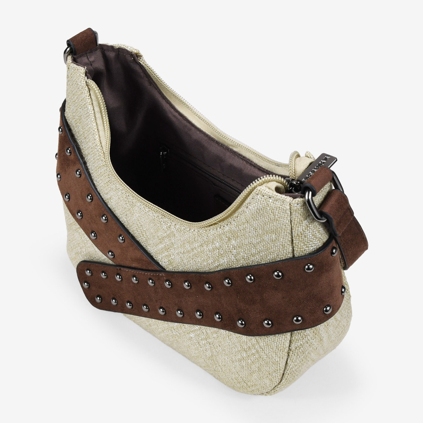 Bolso de hombro marrón en rafia con tachuelas