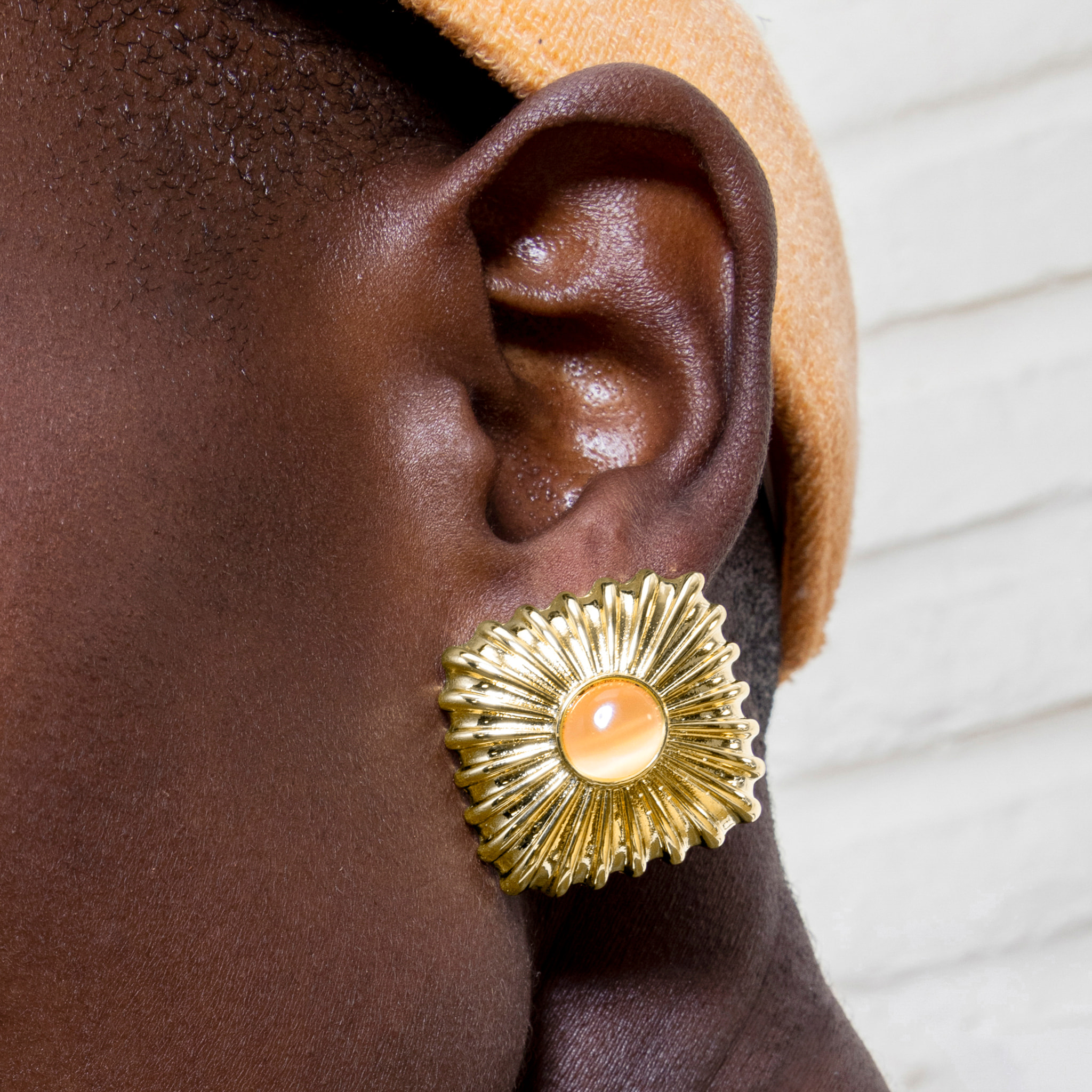Pendientes de Ojo de Gato Naranja acabados en oro amarillo de 18k