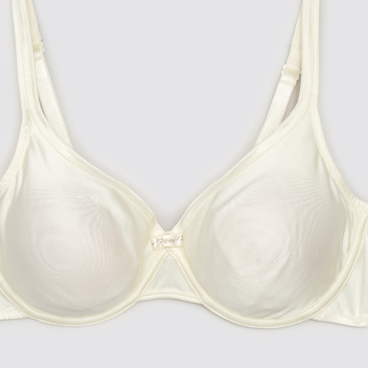 Sujetador de sujeción perfecta. Con aros, hecho en una microfibra satinada