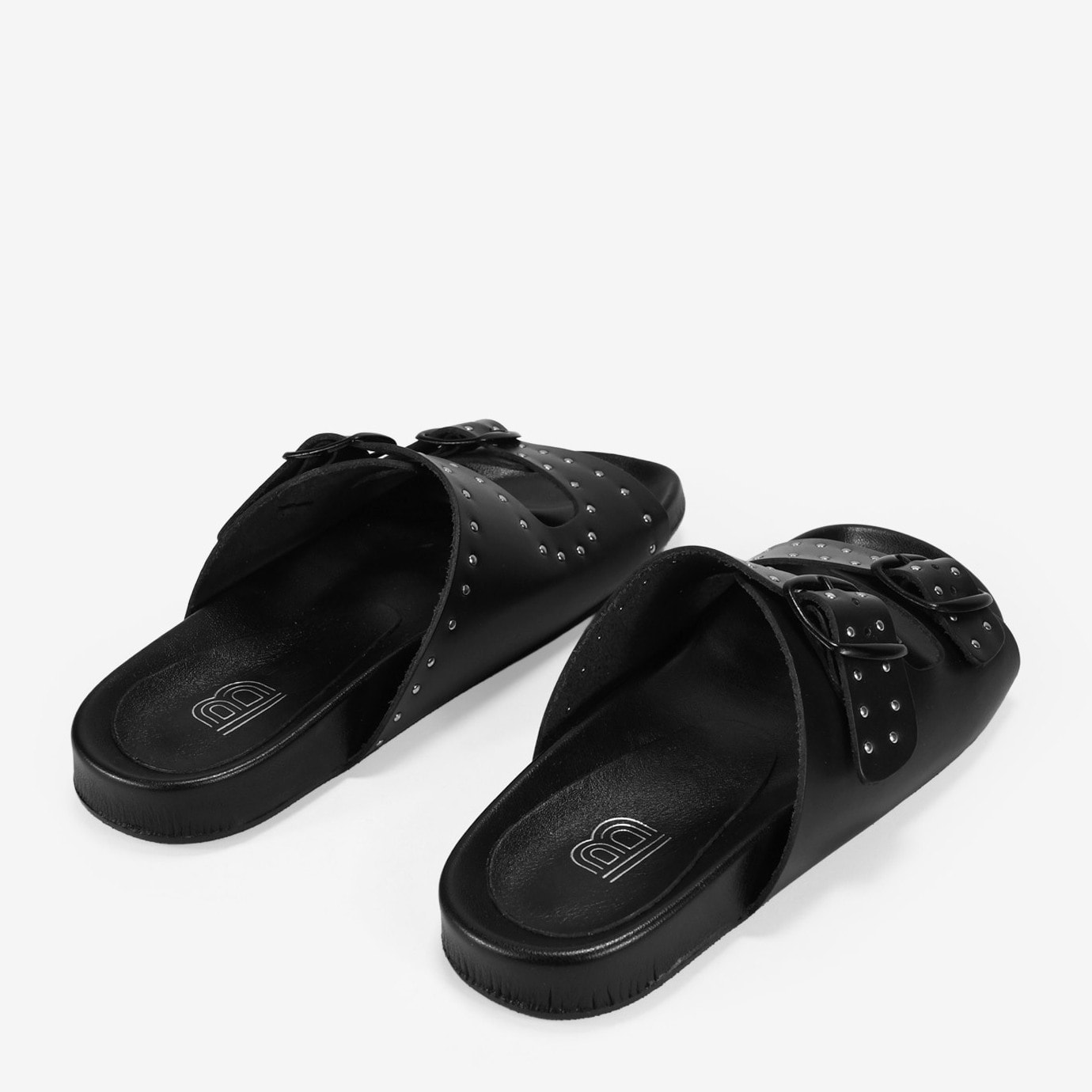 Sandalias negras en piel con tachas