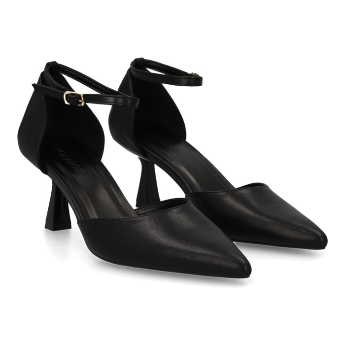 Zapato de salón con cierre de hebilla