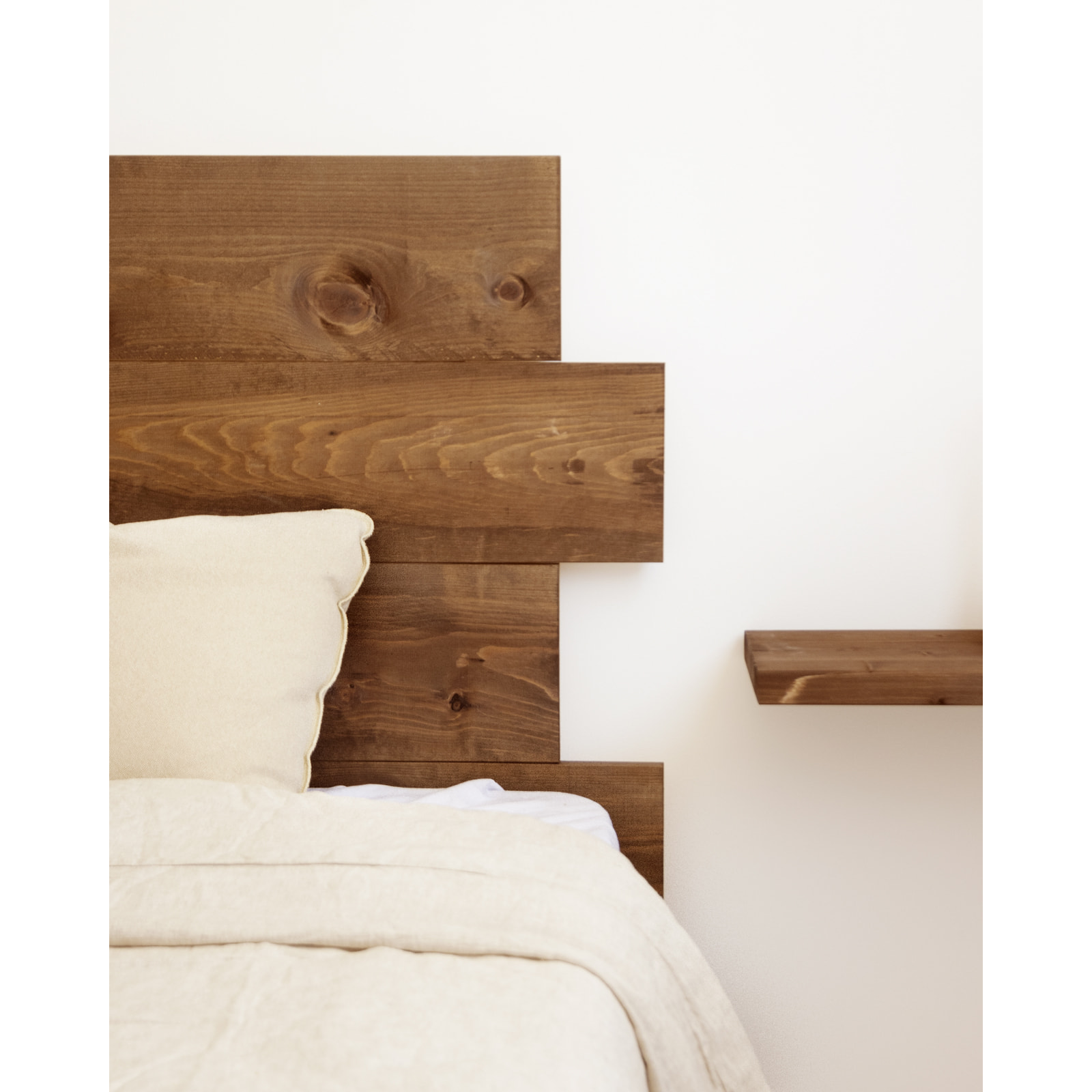 Tête de lit asymétrique en bois massif ton noyer en différentes tailles