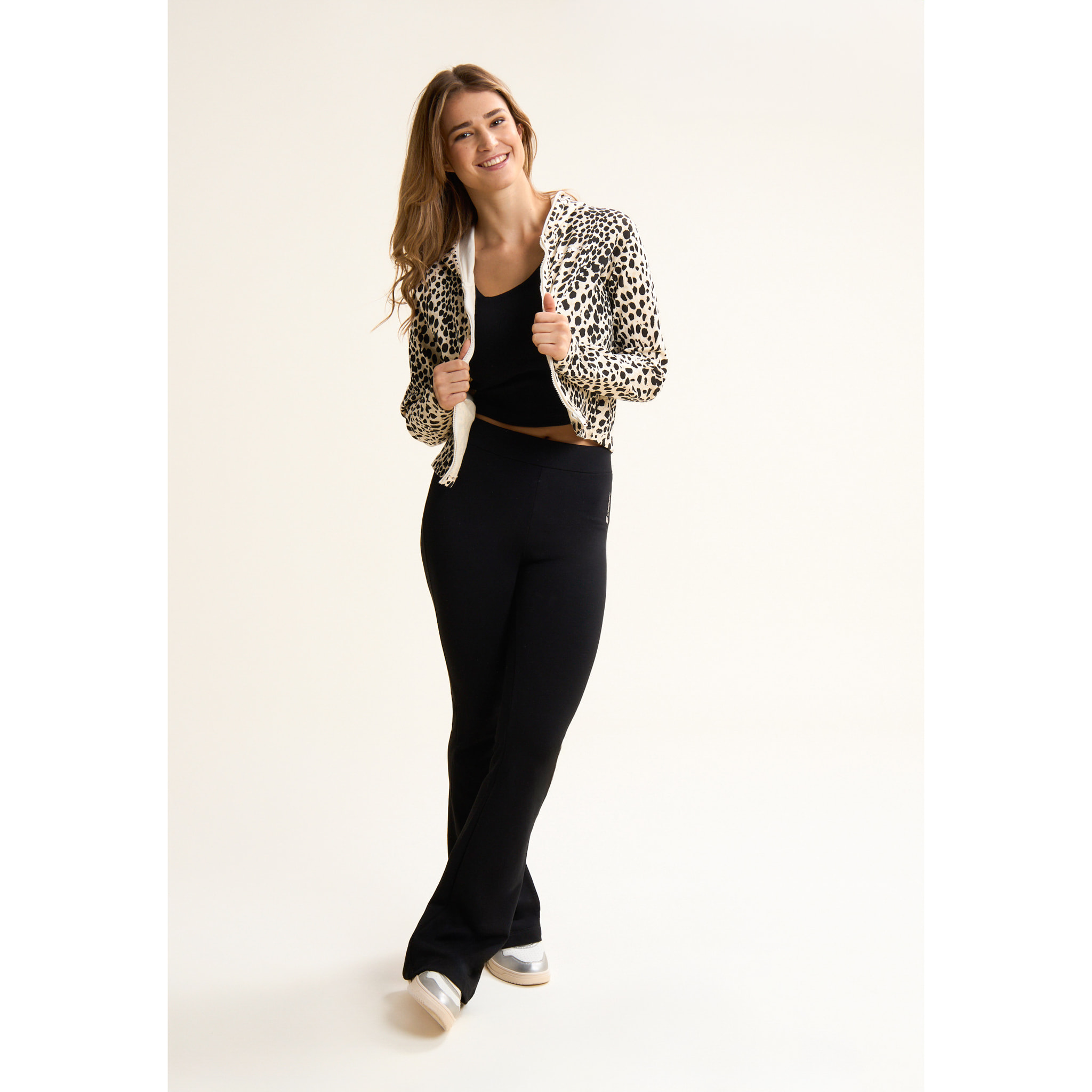 Pantaloni slim fit neri in french terry con fondo a zampa