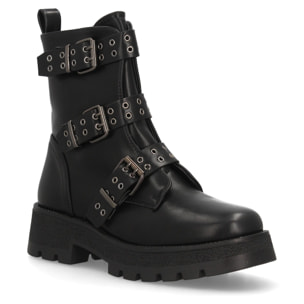 Bota militar con hebillas y tachuelas decorativas