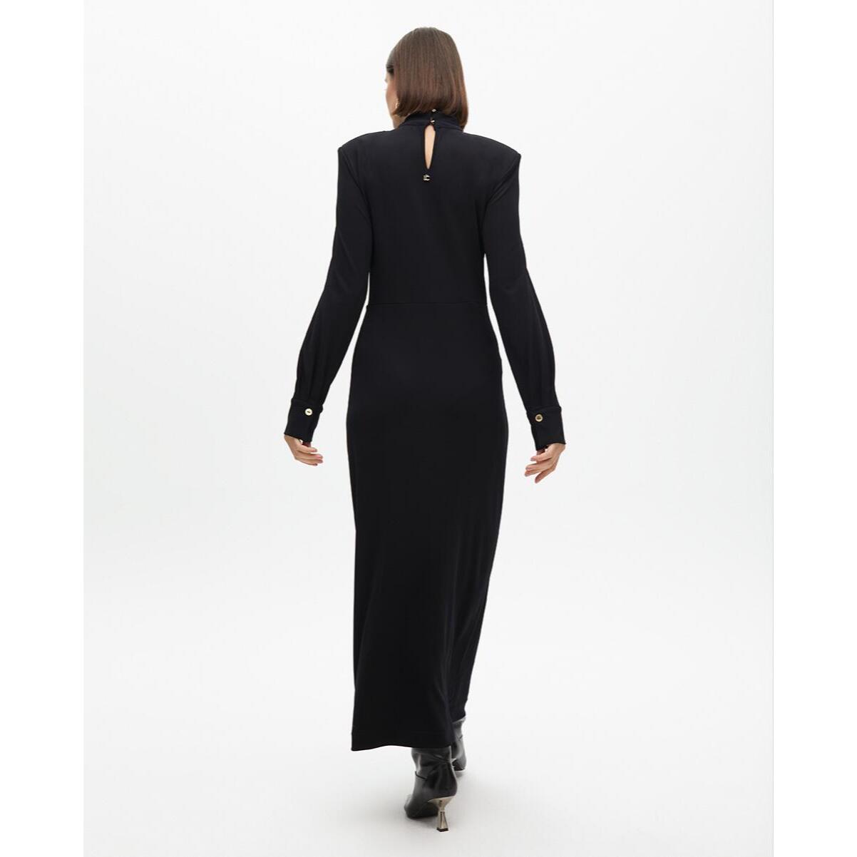 Abito Lungo con Dettaglio al Collo