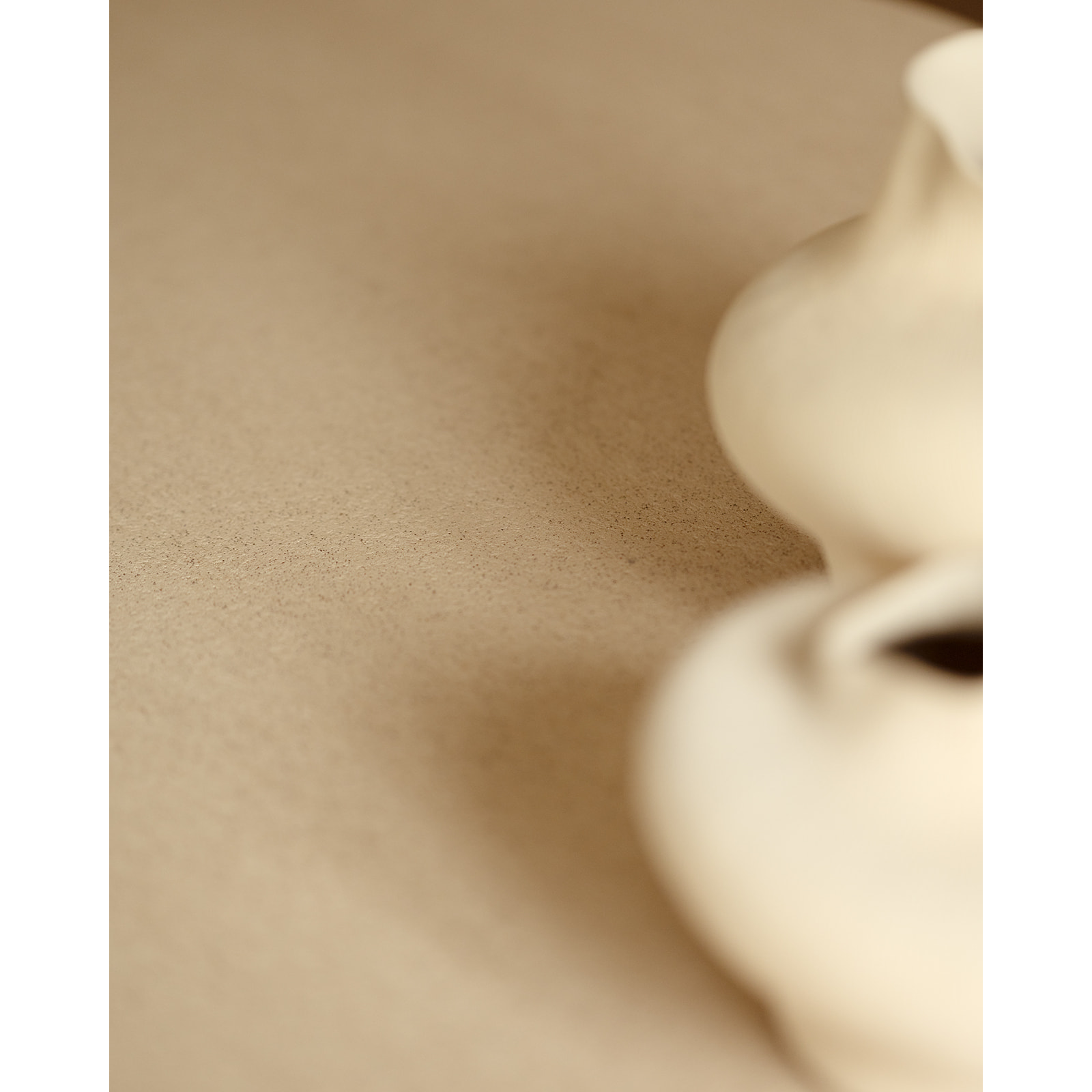Mesa de comedor ovalada de microcemento tono beige de varias medidas