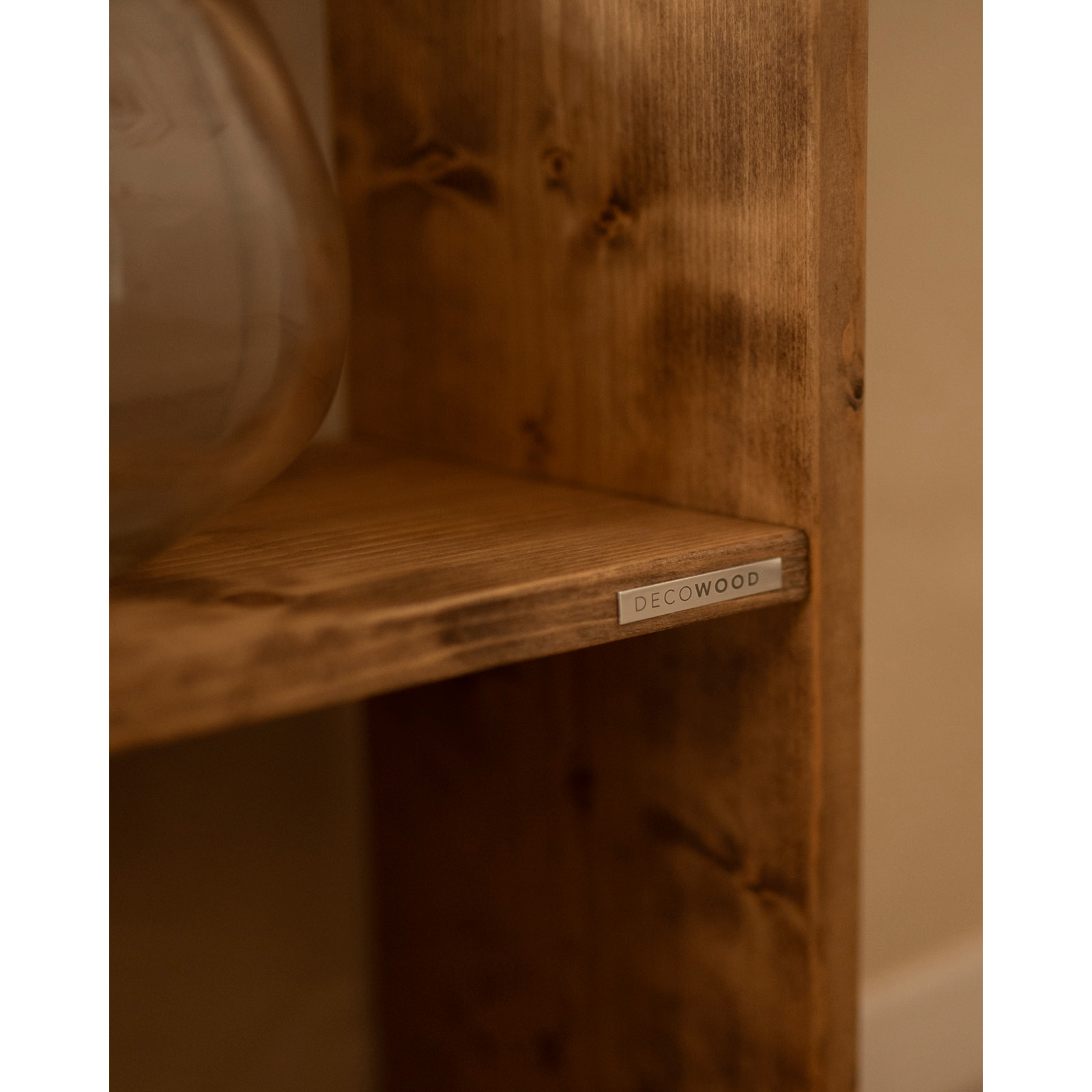 Estanteria de madera maciza en tono roble oscuro con 4 estantes Alto: 182 Largo: 40 Ancho: 20