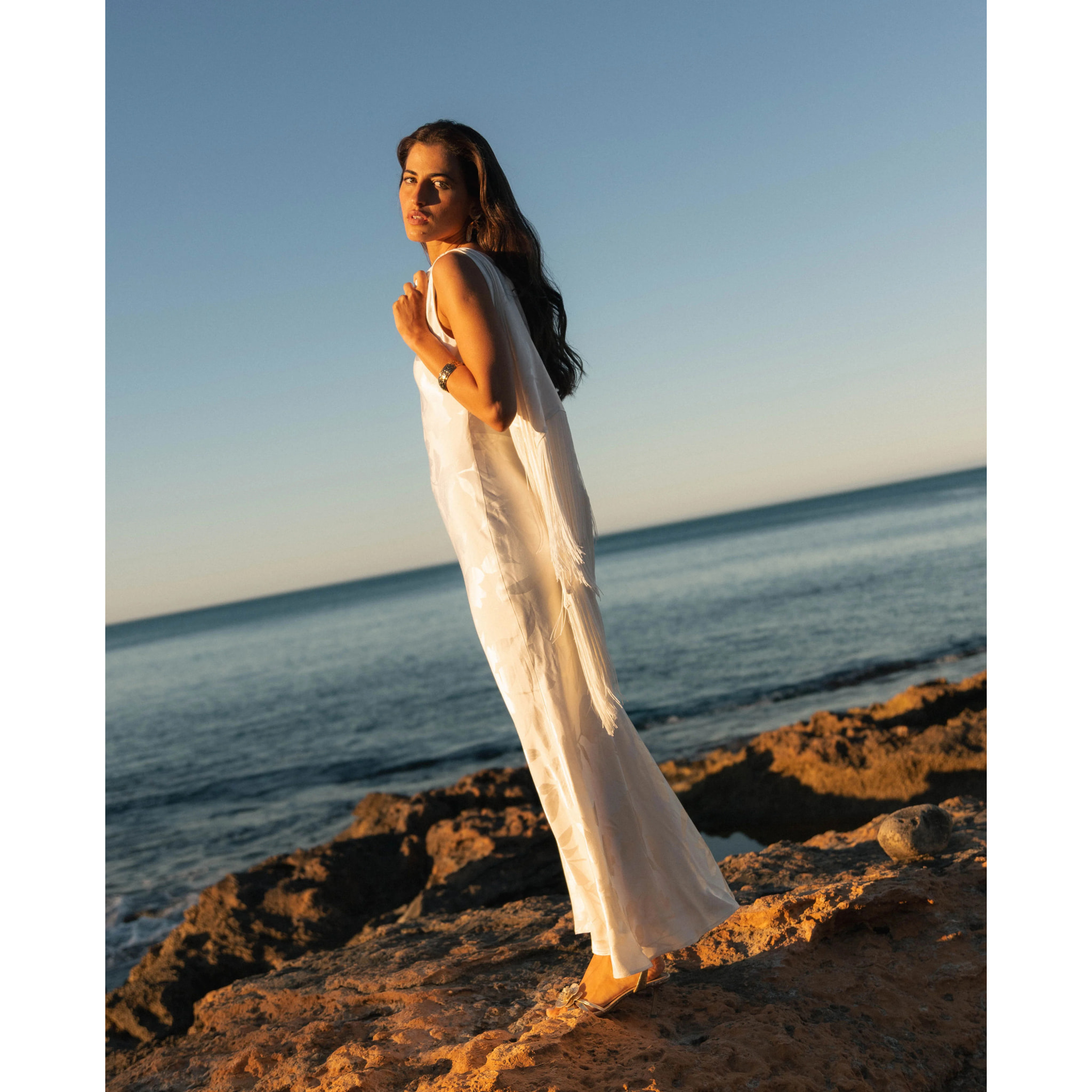 Vestido largo con escote drapeado en espalda