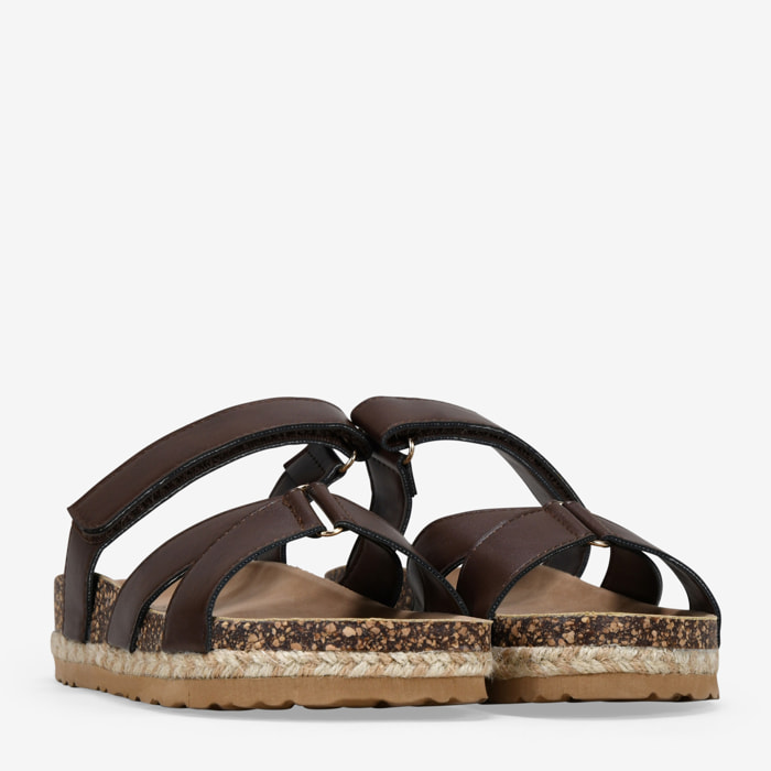 Sandalias planas marrones con suela de corcho y esparto