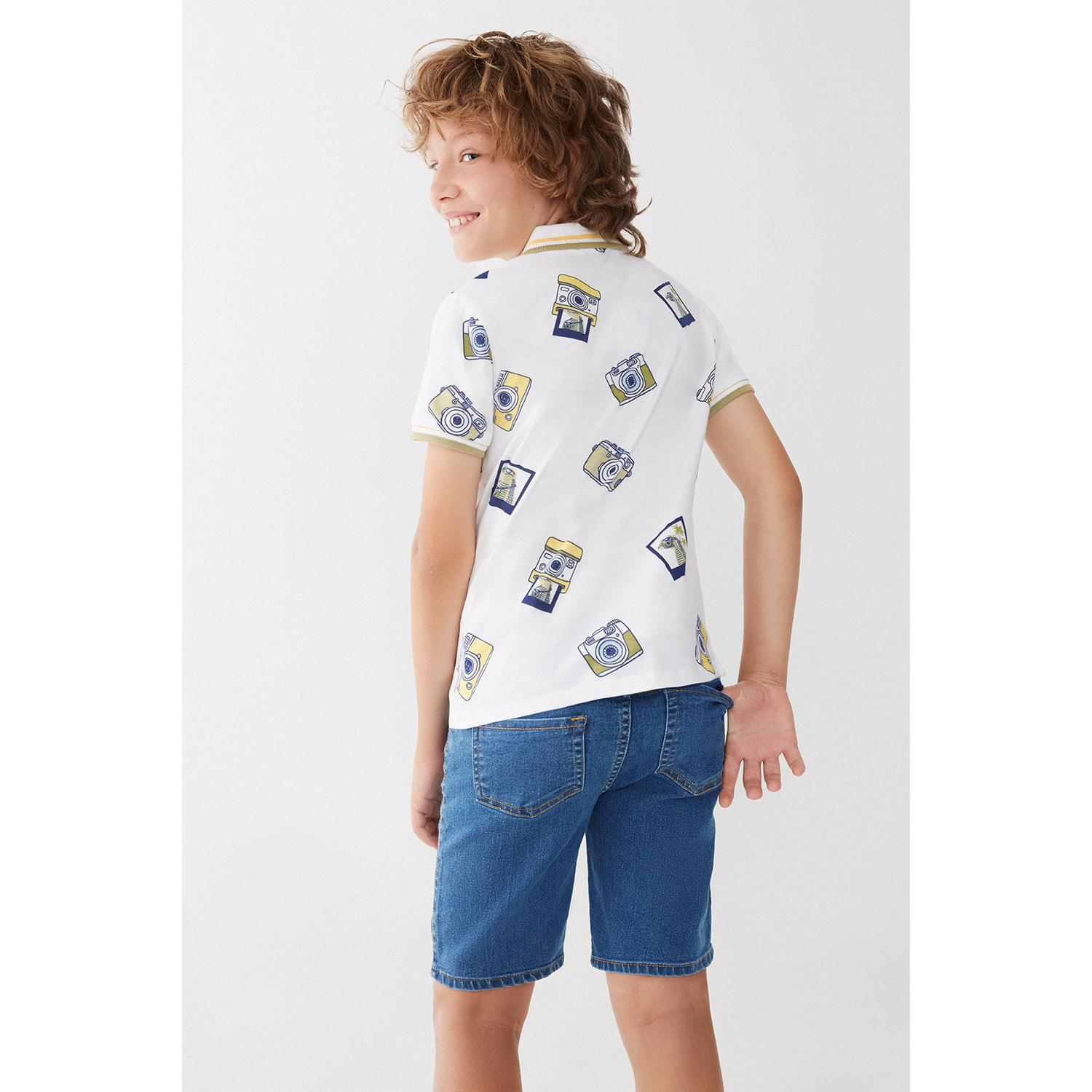 Polo Niño Blanco con Estampado de Cámaras y Detalles en Amarillo y Azul 100% Algodón | Color: Estampado | Street Monkey