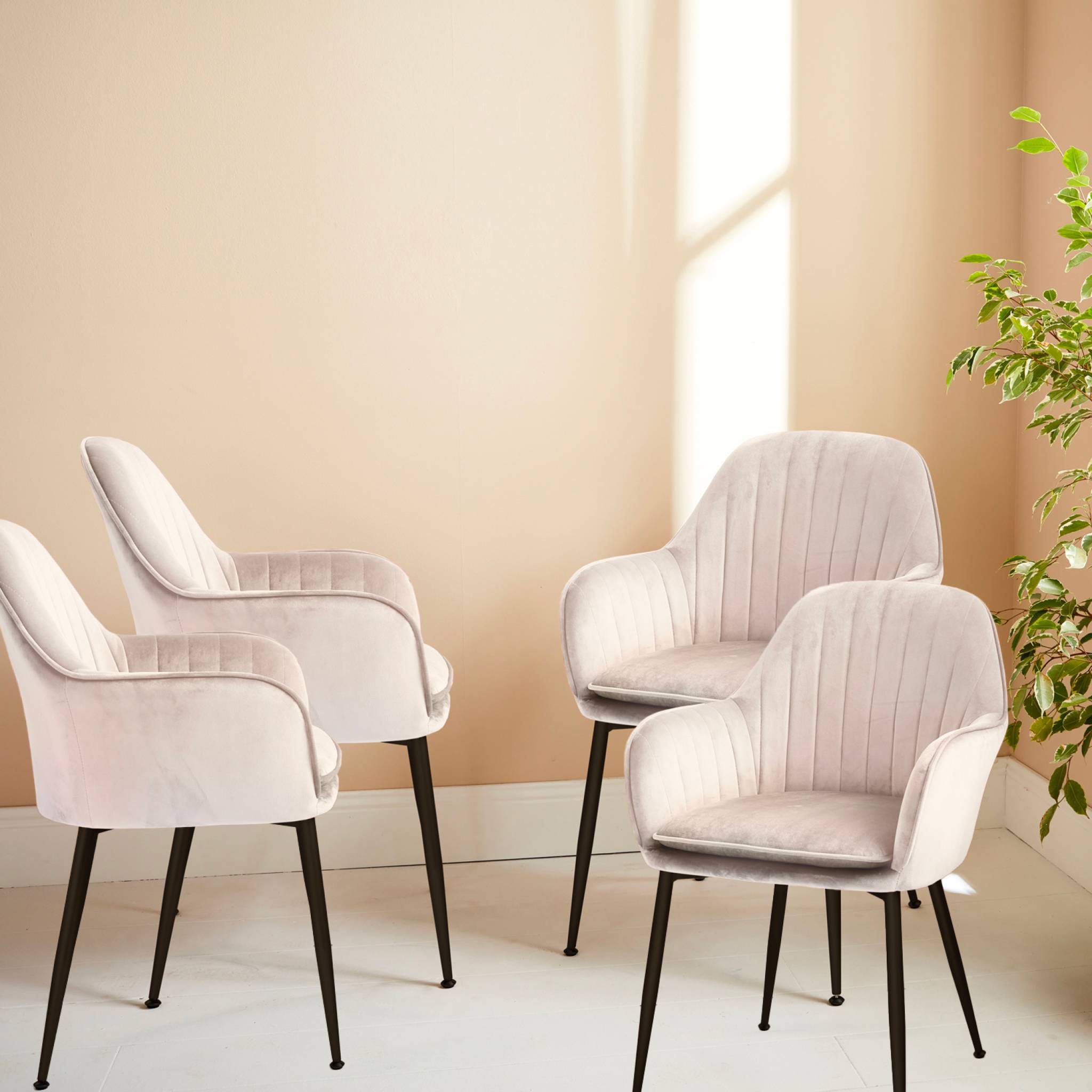 Lot de 4 fauteuils en velours blanc cassé et pieds en métal noir. Shella L 57 x P 59 x H 84.5