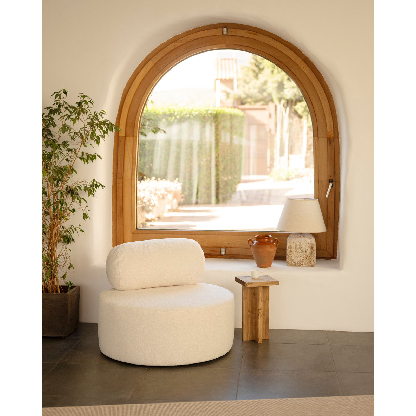 Fauteuil en bouclé rond couleur blanc de 91x71cm Hauteur: 71 Longueur: 91 Largeur: 91
