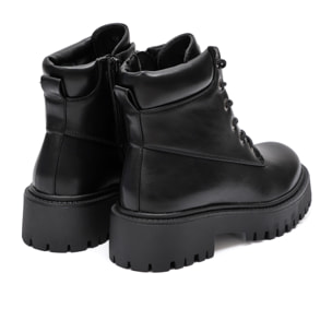 Anfibi in simil pelle con stringhe