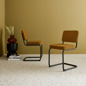 Lot de 2 chaises cantilever bouclette texturée ocre. Maja. L46 x P54.5x H84.5cm