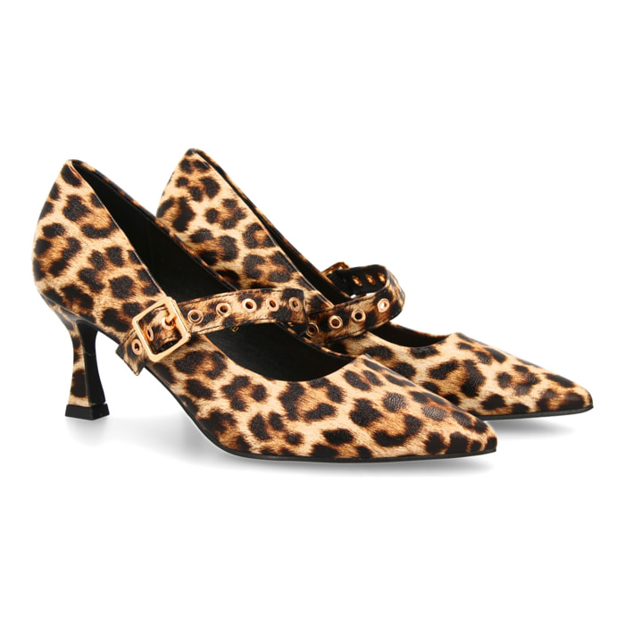 Zapato salón con tira de tachuelas.