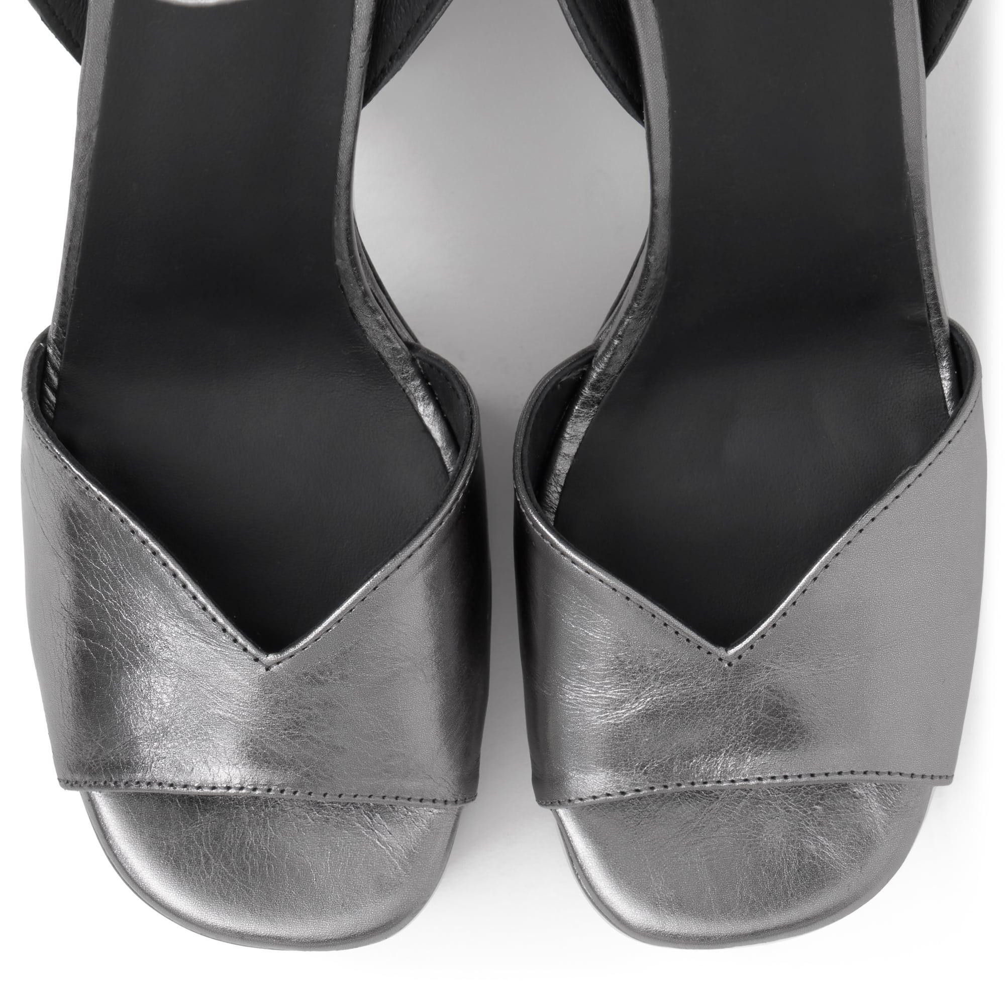 Sandalia de tacón Fibi en cuero metalizado con cierre de hebilla