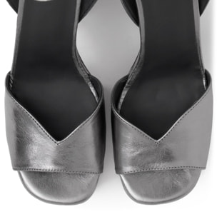 Sandalia de tacón Fibi en cuero metalizado con cierre de hebilla