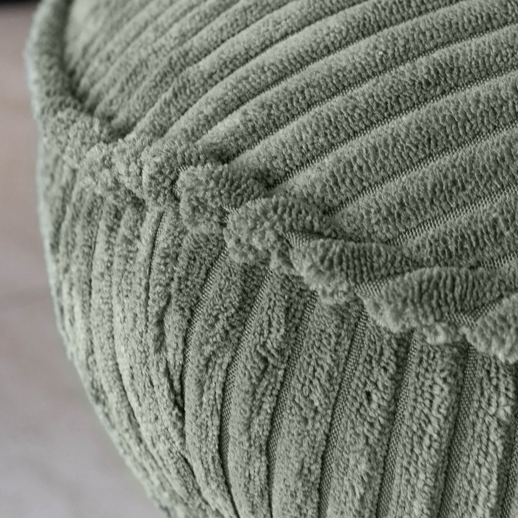 Fauteuil pivotant en velours vert et pied en métal noir FUNKY