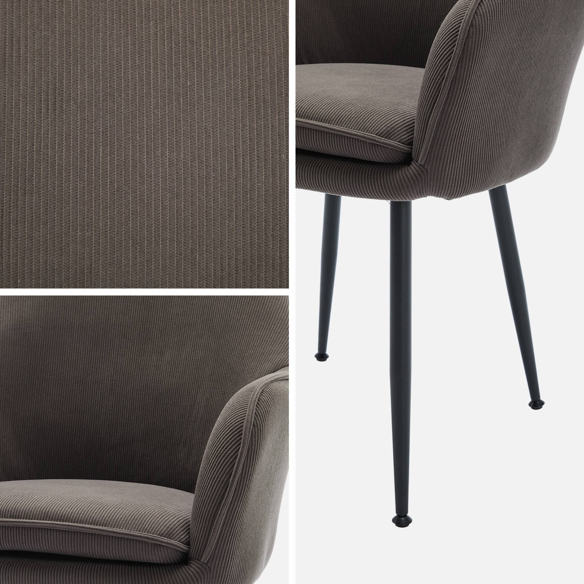 Fauteuil en velours côtelé gris foncé et pieds en métal noir mat. L 57 x P 59 x H 84.5
