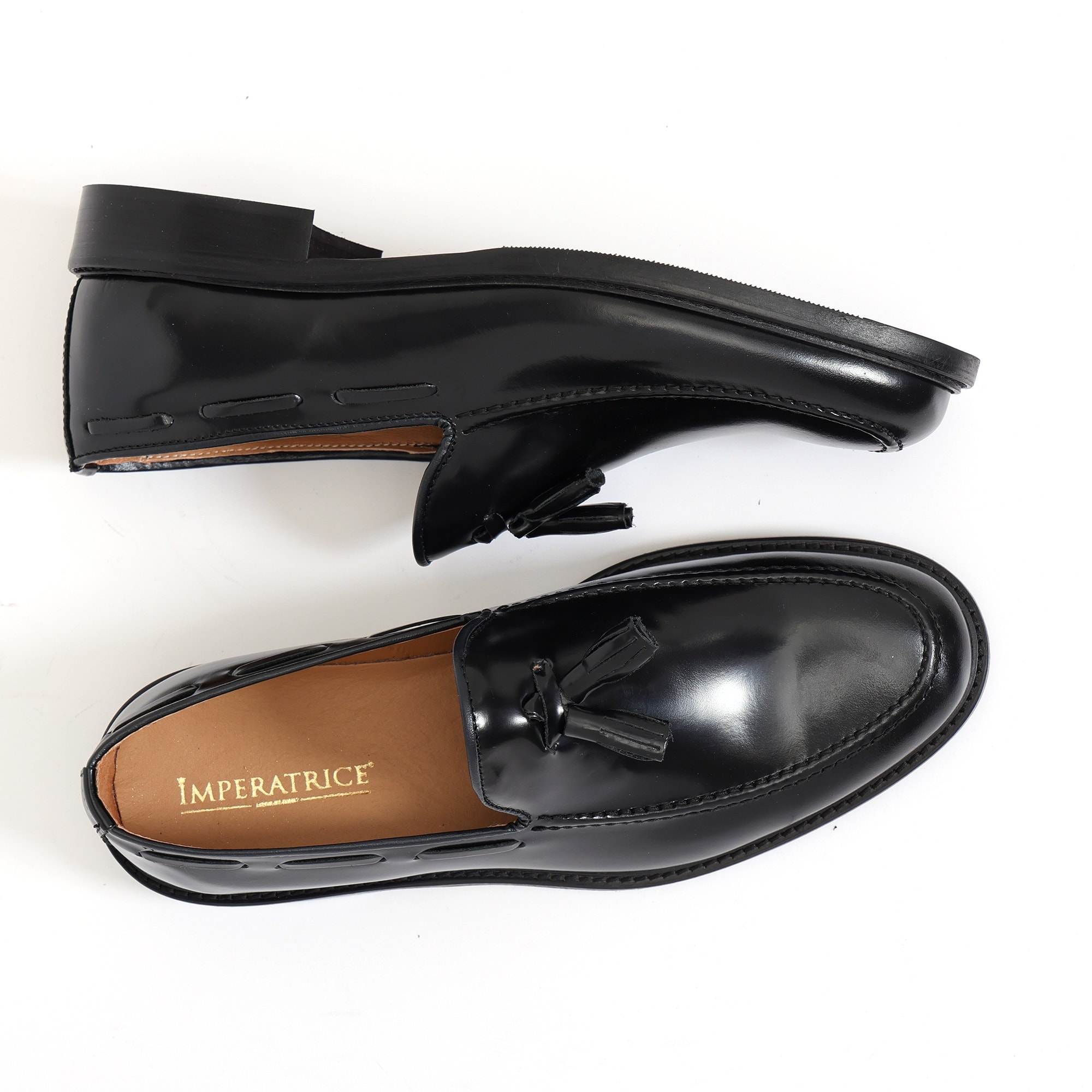 Mocassini in pelle abrasivata con fondo in cuoio antiscivolo nero