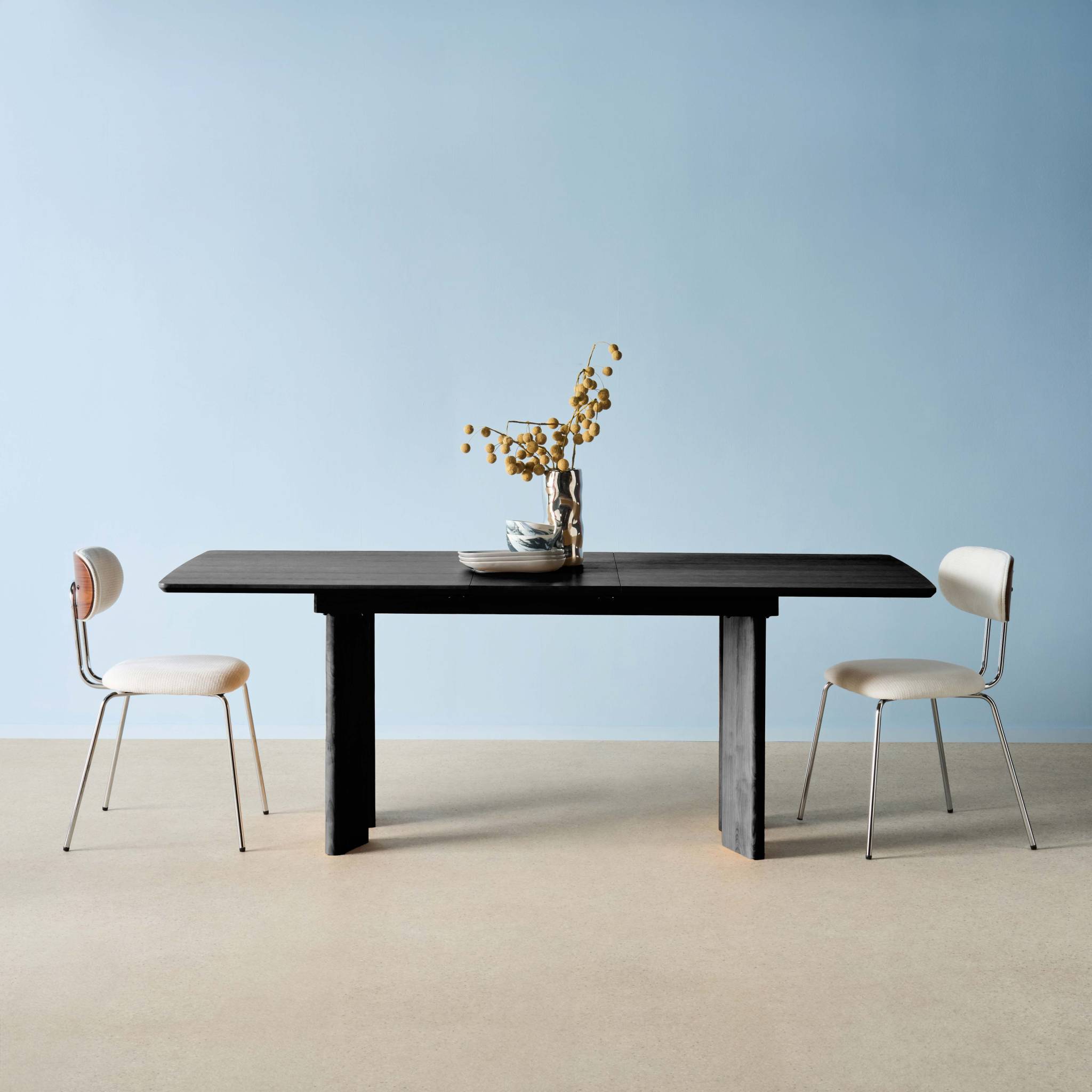 Table à manger rectangulaire extensible bois d'hévéa et placage chêne noir 6-8 places 170-210cm - Albane