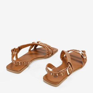 Sandalias planas marrones con tachas y hebilla