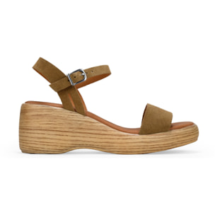 Sandalias con cuña marrones en serraje piel con hebilla