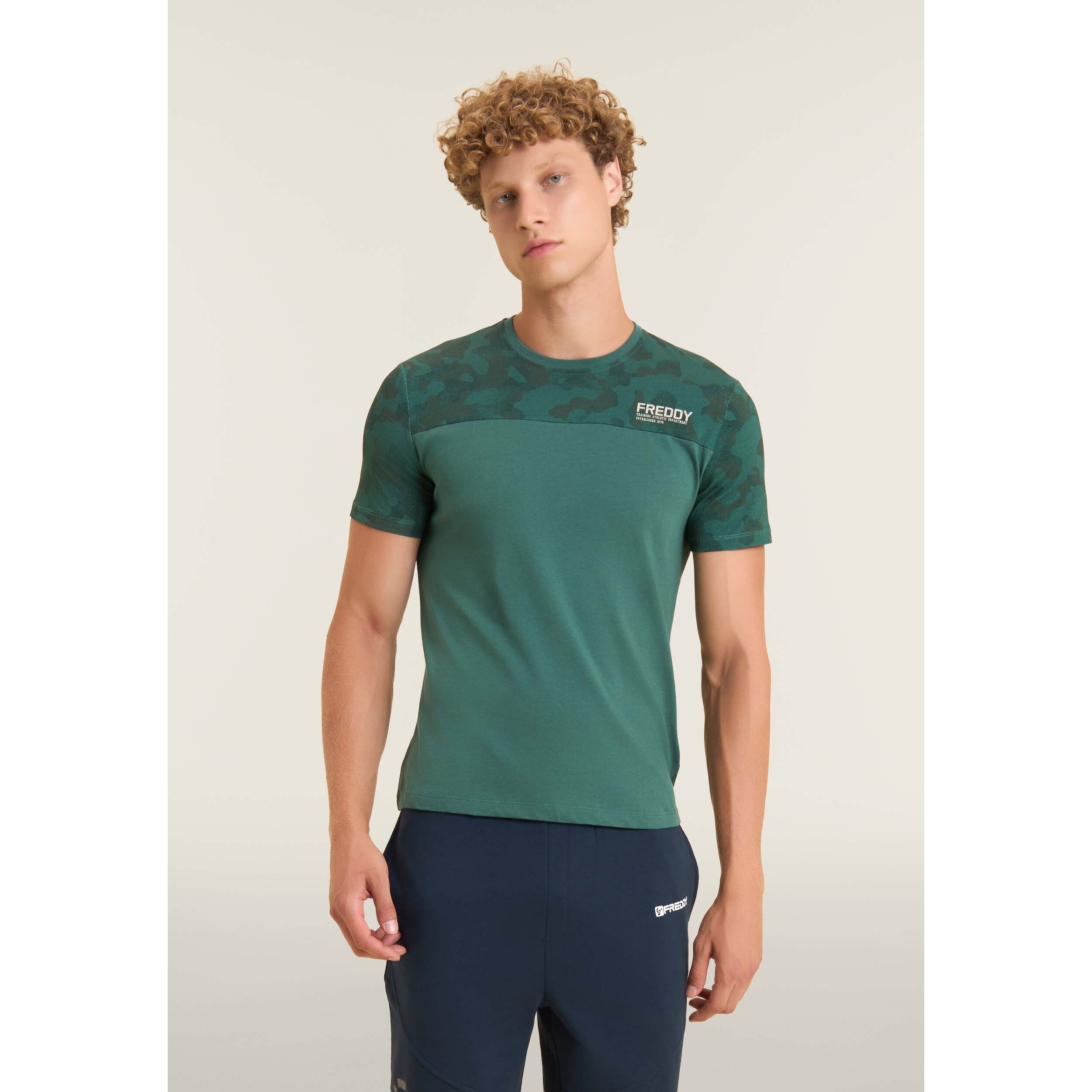 T-shirt camouflage con fondo tinta unita e logo cuore