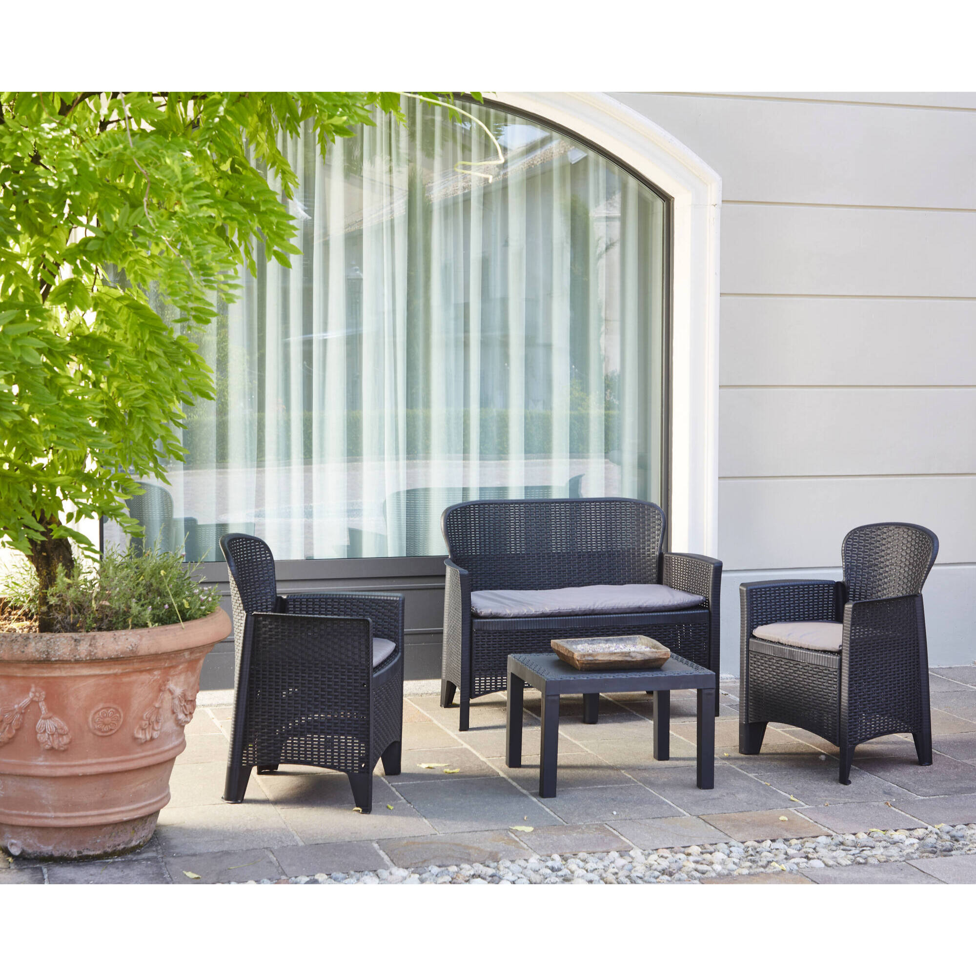 Set salotto da esterno Ostuni, Set da giardino con 2 poltrone, 1 divano ed 1 tavolino, Salottino effetto rattan con cuscini, 100% Made in Italy, Antracite