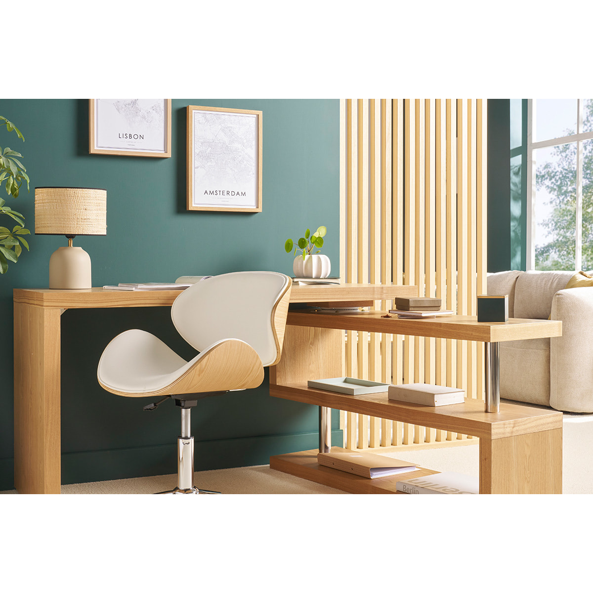 Chaise de bureau à roulettes design blanc, bois clair et acier chromé WALNUT