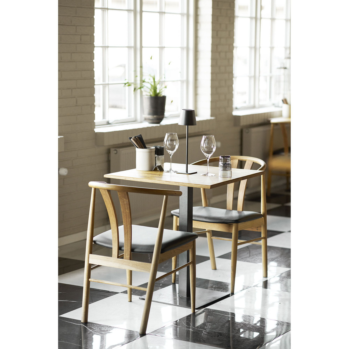 Tavolo bistrot Lignano in rovere naturale con base in metallo nero 70x70x75 cm