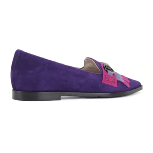 Mocasín de ante color violeta con adorno en la parte delantera