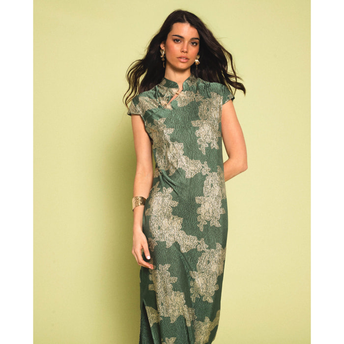 Vestido largo con escote de alamares