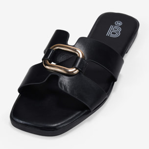 Sandalias planas negras con metal decorativo