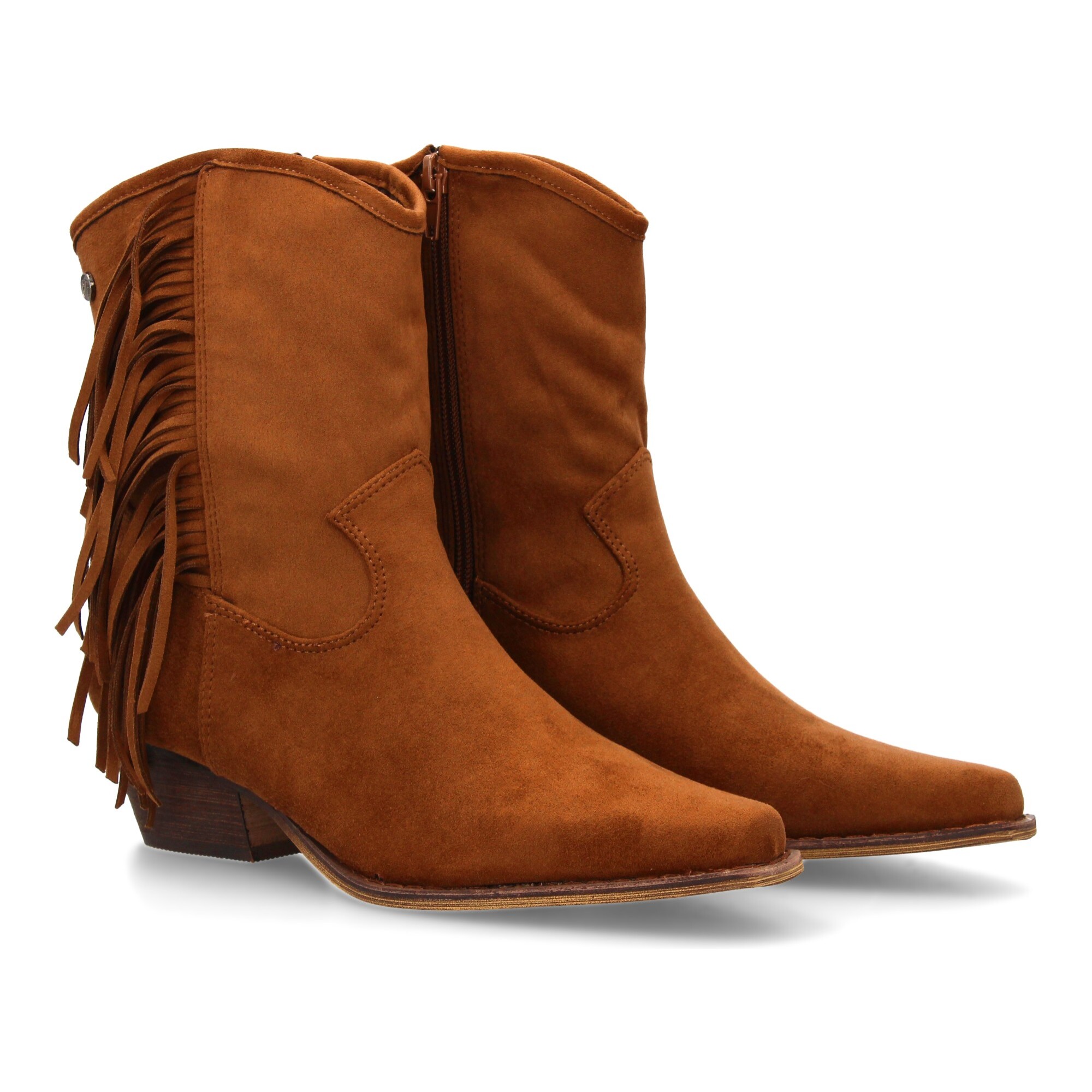 Bota campera con flecos y tacón bajo.