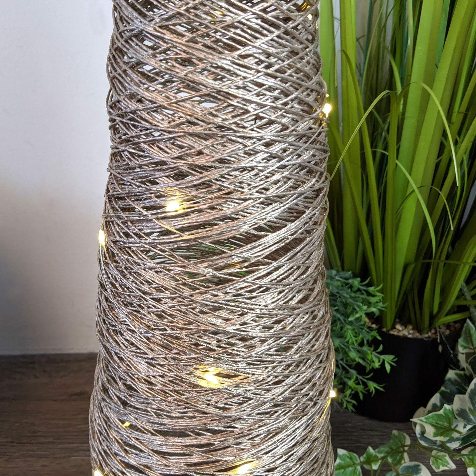 arbol en forma de cono con 40 luces led blanco cálido 20x20x76,5cm