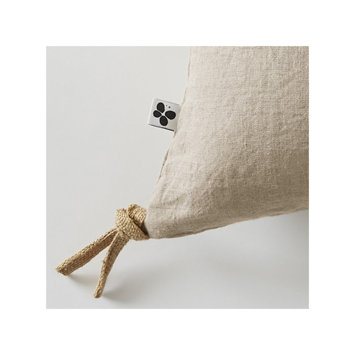 Coussin 40 x 60 cm en lin lavé avec 4 nouettes en jute - SOLINE