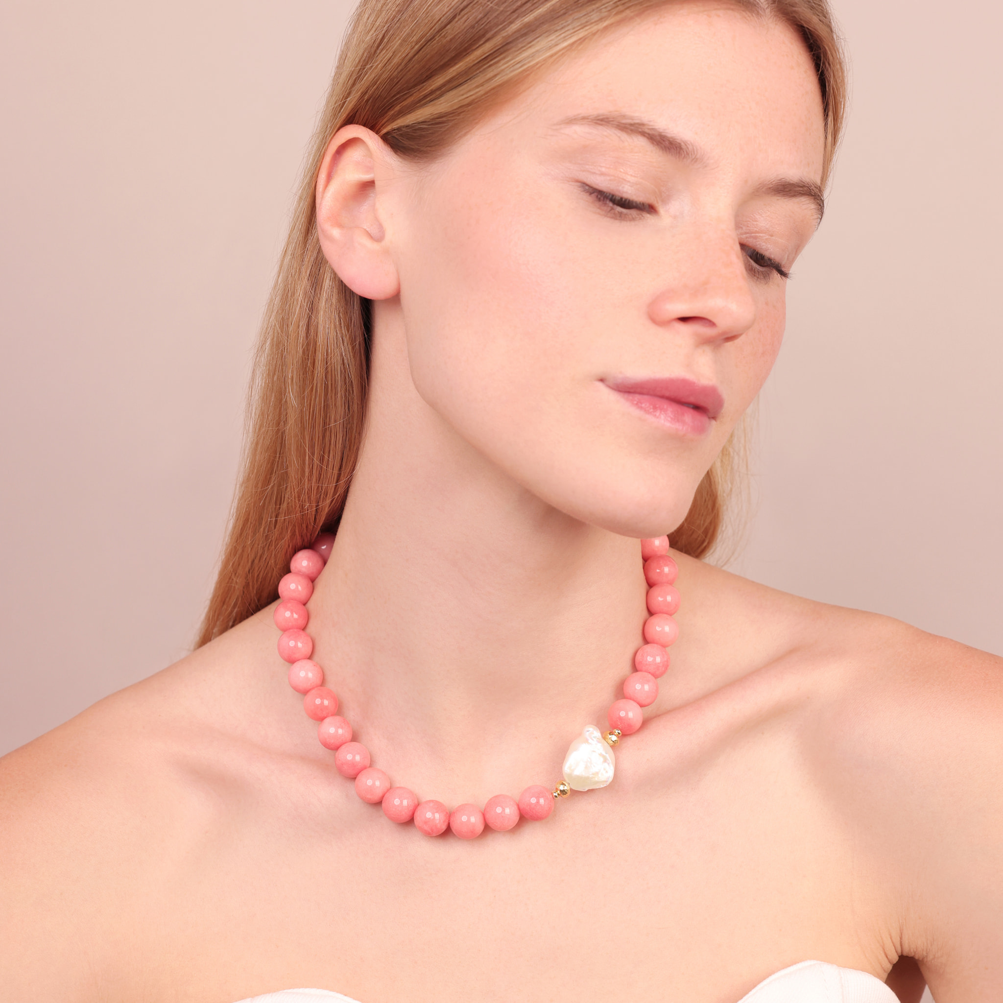 PERLAVIVA - Collana Girocollo con Quarzite Rosa e Perla Scaramazza d'Acqua Dolce Bianca Ø 14/14.5 mm in Argento 925 placcato Oro Giallo 18Kt