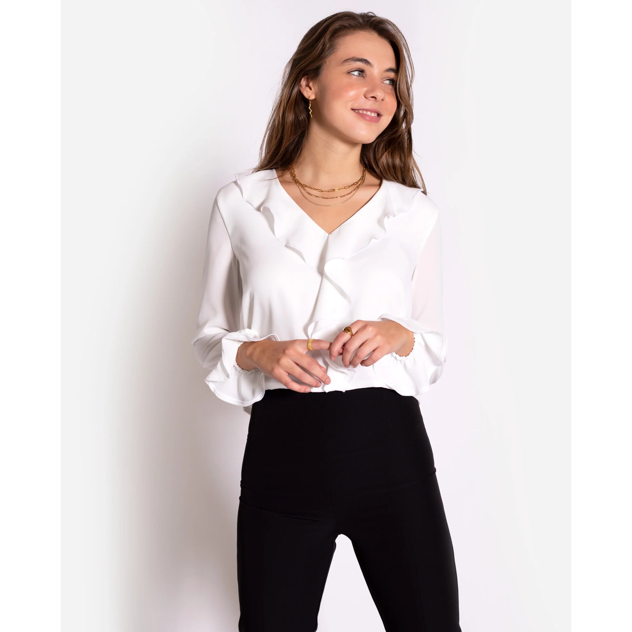 Camisa blanca con volantes de mujer