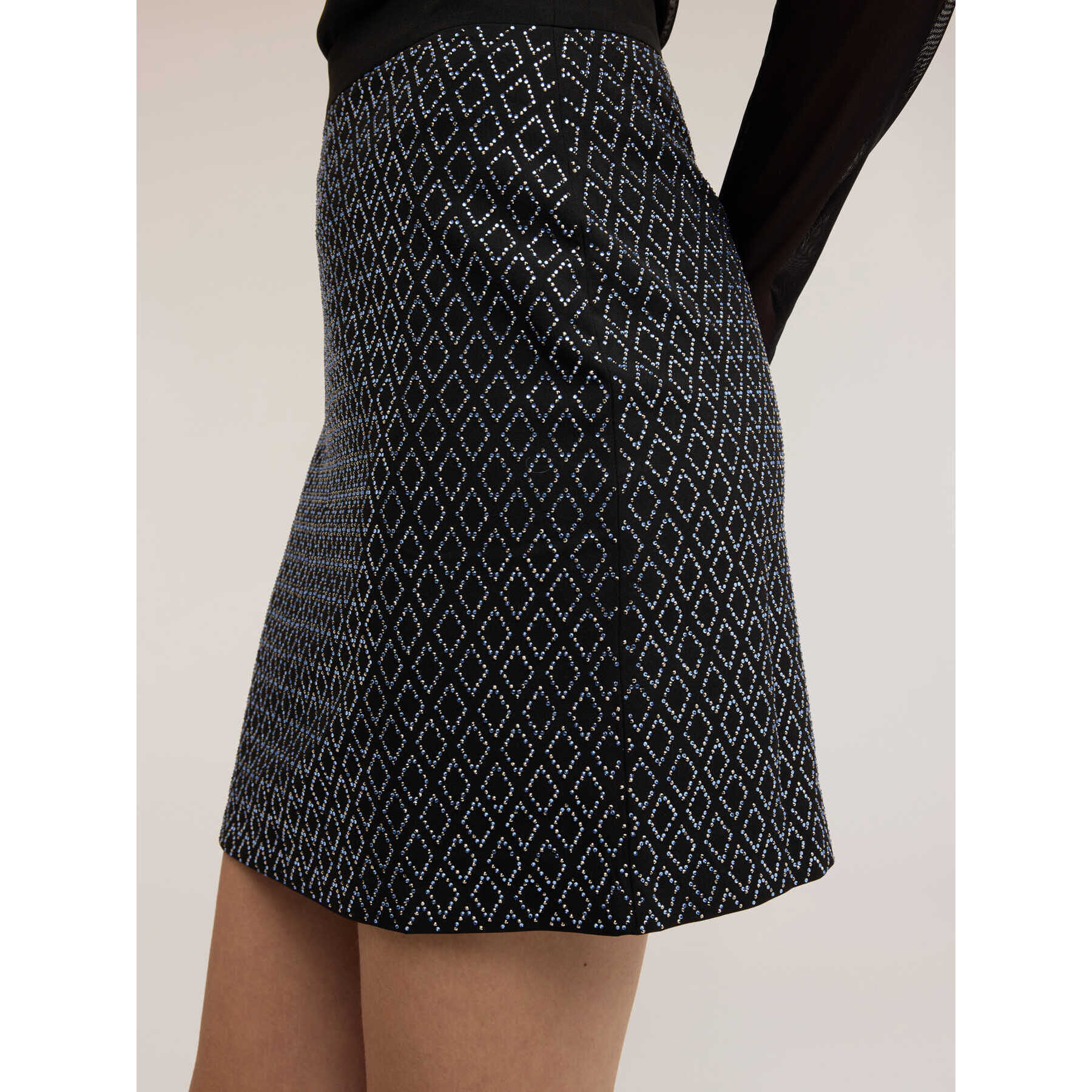Motivi - Minigonna con applicazione geometrica di strass - Nero