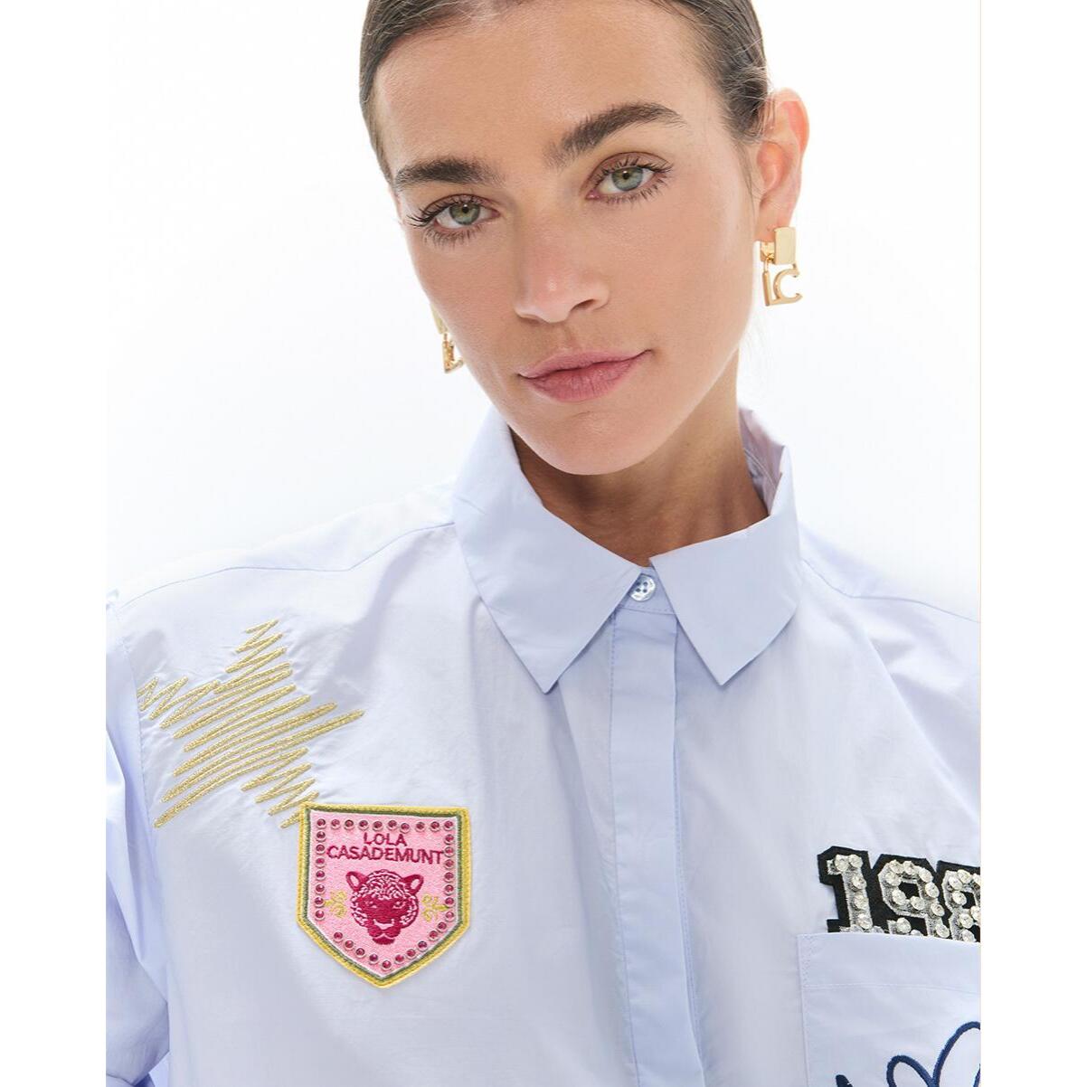 Camicia in popeline con dettagli e applicazioni.