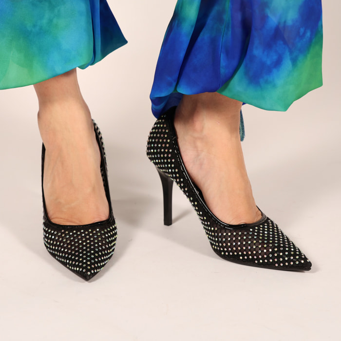 Dècolletè pumps in simil pelle con tomaia bucherellata ricoperta di strass